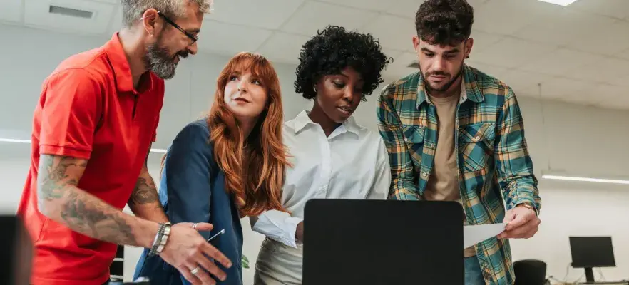 Equipe travaillant ensemble sur la stratégie de l'entreprise libérée