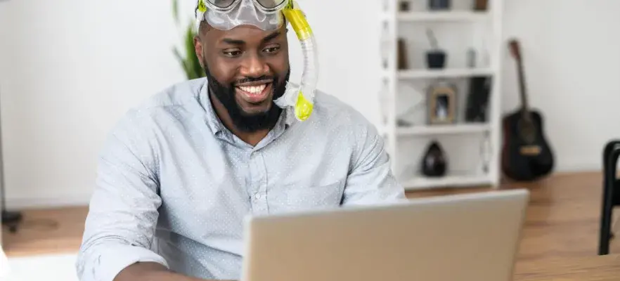 Homme préparant son congé sabbatique en entreprise