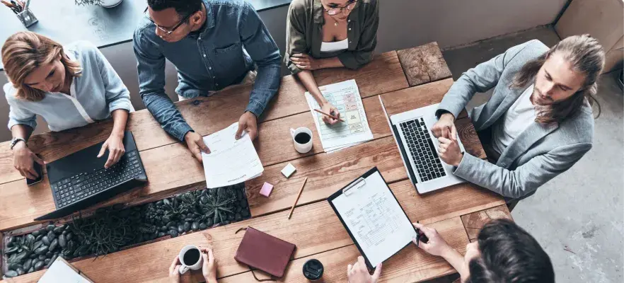 Equipe travaillant ensemble sur la transparence managériale
