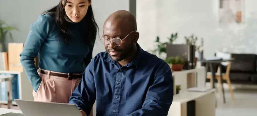 Cybersécurité au travail : deux employés devant un ordinateur