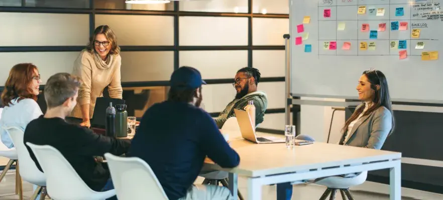 Une équipe réalise un brainstorm autour d'une table