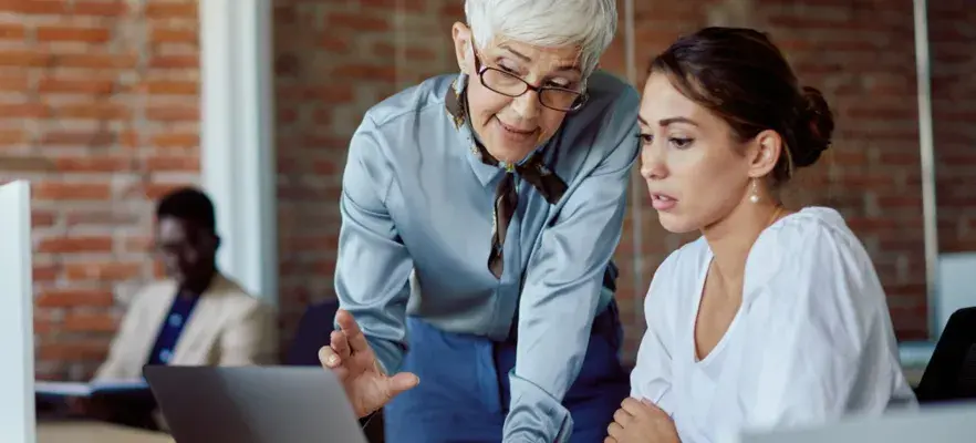 Une gestionnaire fait de la microgestion avec une employée