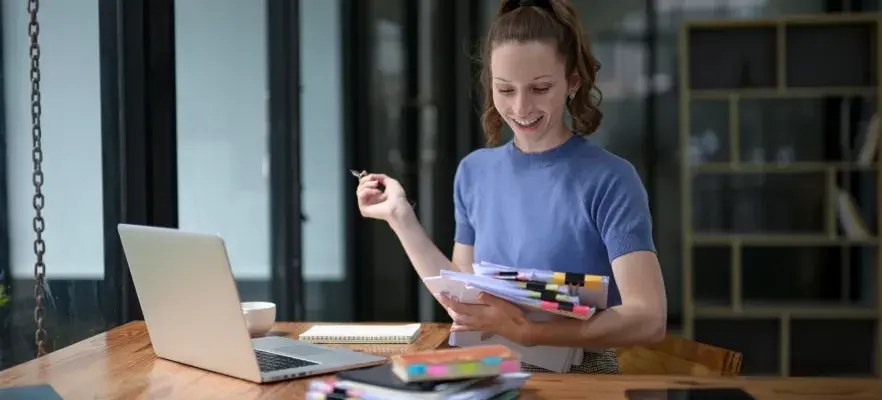 Femme d’affaires travaillant dur avec bonheur, tenant un document et se réunissant pour discuter des plans