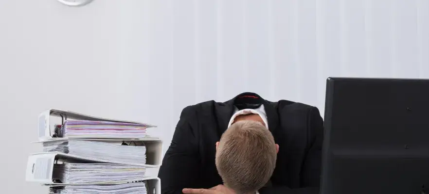 Homme d’affaires dormant en fonction