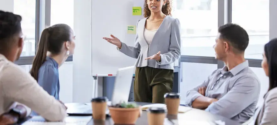 Une jeune femme d’affaires faisant une présentation