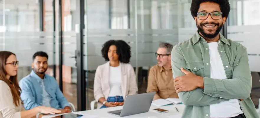 Les professionnels discutent activement d’idées et de stratégies lors d’une réunion d’entreprise.