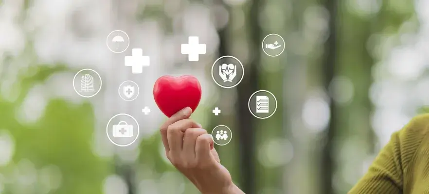 Femme tenant le cœur pour l’icône médicale, le concept d’assurance maladie, les soins de santé familiaux, l’accès aux prestations de santé et l’espace pour la copie.