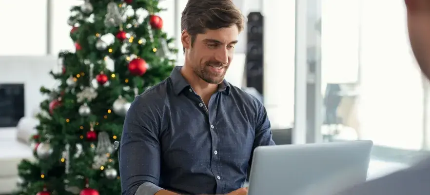 Homme d'affaires travaillant pendant le temps de Noël
