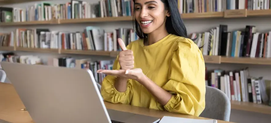 Personne sourde parlant en langue des signes parlant lors d’un appel vidéo