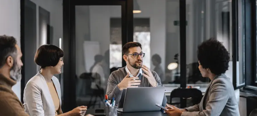 personnes discutant au travail