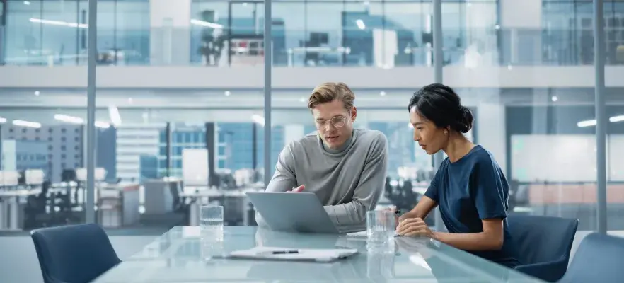 femme et homme discussion sérieuse au bureau