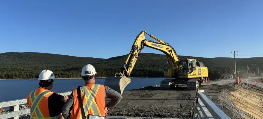 deux hommes travaillant sur un chantier